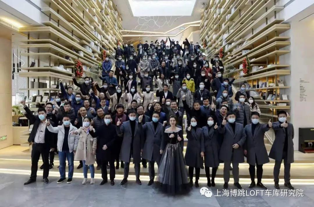 张家口全国一百多人在华侨城汉口道6号参观研讨LOFT专利车库技术！
